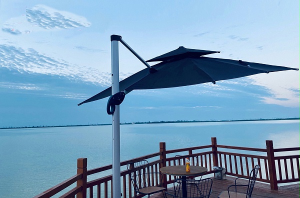 沙湖景区遮阳伞